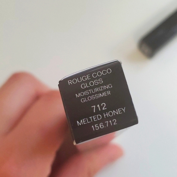 CHANEL Rouge Coco Gloss Moisturizing Glossimer in 712 Melted Honey AUTHENTIC - Picture 9 of 15